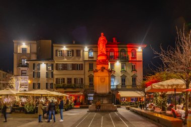Como, İtalya, 1 Ocak 2025: İtalyan Como.IMAGE kentindeki Piazza Alessandro Volta 'da insanlar geziniyor.