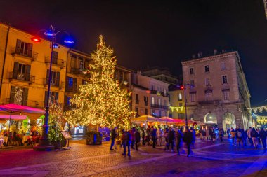Como, İtalya, 1 Ocak 2025 'te İtalyan kasaba komedisinde bir caddede gün doğumu.