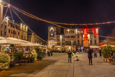 Como, İtalya, 1 Ocak 2025: İtalyan Como.IMAGE kentindeki Piazza Alessandro Volta 'da insanlar geziniyor.