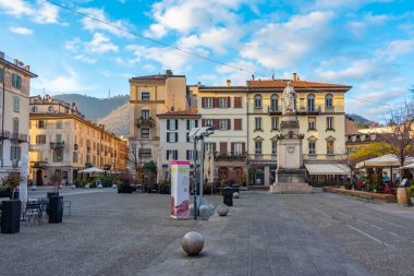 Como, İtalya, 1 Ocak 2025: İtalyan Como.IMAGE kentindeki Piazza Alessandro Volta 'da insanlar geziniyor.