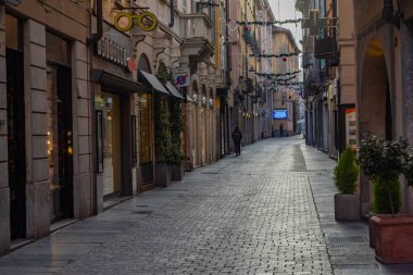 Como, İtalya, 1 Ocak 2025 'te İtalyan kasaba komedisinde bir caddede gün doğumu.