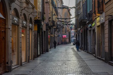 Como, İtalya, 1 Ocak 2025 'te İtalyan kasaba komedisinde bir caddede gün doğumu.