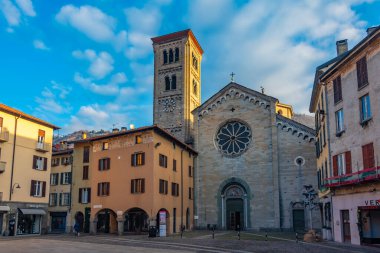 Como, İtalya, 1 Ocak 2025: Como ItalyIMAGE 'de San Fedele Bazilikası