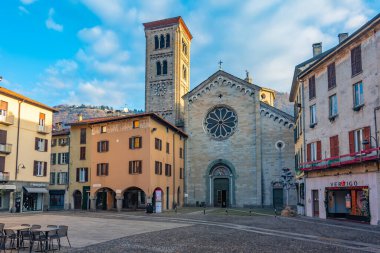 Como, İtalya, 1 Ocak 2025: Como ItalyIMAGE 'de San Fedele Bazilikası