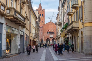 Monza, İtalya, 1 Ocak 2025, gün batımı İtalyan kasabası Monza 'nın merkezinde.