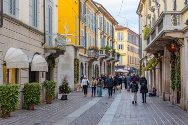 Monza, İtalya, 1 Ocak 2025, gün batımı İtalyan kasabası Monza 'nın merkezinde.