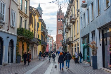 Monza, İtalya, 1 Ocak 2025, gün batımı İtalyan kasabası Monza 'nın merkezinde.