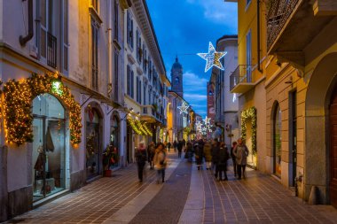 Monza, İtalya, 1 Ocak 2025, gün batımı İtalyan kasabası Monza 'nın merkezinde.