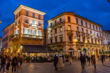 Monza, İtalya, 1 Ocak 2025, gün batımı İtalyan kasabası Monza 'nın merkezinde.