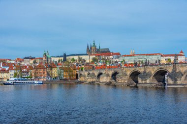 Prag Panoraması Çek Cumhuriyeti 'nin Prag şatosunun egemenliğinde. IMAGE