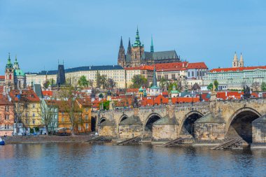 Prag Panoraması Çek Cumhuriyeti 'nin Prag şatosunun egemenliğinde. IMAGE