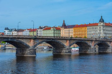 Çek Cumhuriyeti Prag 'daki Vltava Nehri üzerindeki Palacky Köprüsü.