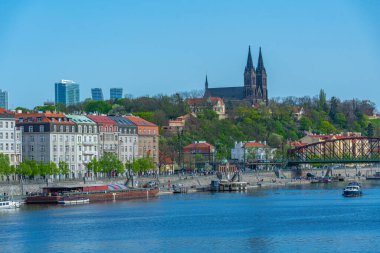 Vysehrad Prag, Çek Cumhuriyeti 'ndeki Vyton Köprüsü' nün arkasında.
