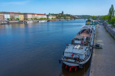 Vysehrad Prag, Çek Cumhuriyeti 'ndeki Vyton Köprüsü' nün arkasında.