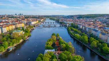 Çek Cumhuriyeti Prag 'daki Vltava Nehri' nin havadan görünüşü.