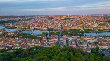 Çek Cumhuriyeti 'nin Petrin Hill kentinden Prag' ın günbatımı manzarası.