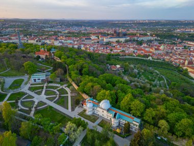 Çek Cumhuriyeti, Prag 'daki Petrin Hill' den Hradcany 'nin günbatımı manzarası.