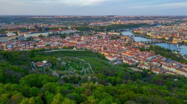 Çek Cumhuriyeti, Prag 'daki Petrin Hill' den Hradcany 'nin günbatımı manzarası.