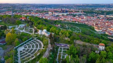 Çek Cumhuriyeti, Prag 'daki Petrin Hill' den Hradcany 'nin günbatımı manzarası.