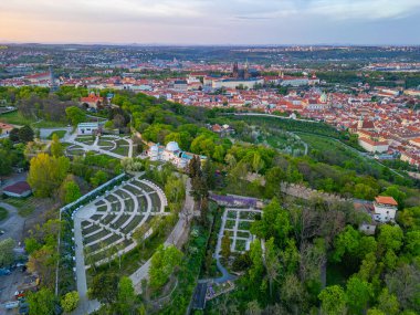 Çek Cumhuriyeti, Prag 'daki Petrin Hill' den Hradcany 'nin günbatımı manzarası.