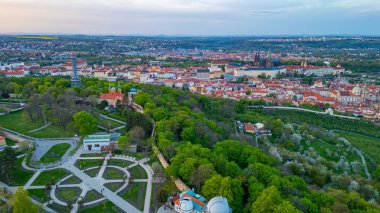 Çek Cumhuriyeti, Prag 'daki Petrin Hill' den Hradcany 'nin günbatımı manzarası.