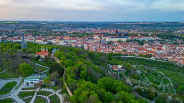 Çek Cumhuriyeti, Prag 'daki Petrin Hill' den Hradcany 'nin günbatımı manzarası.