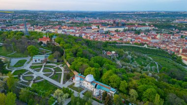 Çek Cumhuriyeti, Prag 'daki Petrin Hill' den Hradcany 'nin günbatımı manzarası.