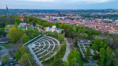 Çek Cumhuriyeti, Prag 'daki Petrin Hill' den Hradcany 'nin günbatımı manzarası.