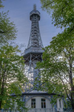 Çek Cumhuriyeti Prag 'daki Petrin kulesinin günbatımı manzarası.