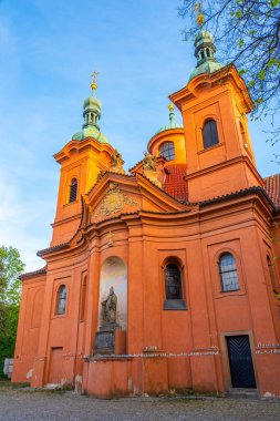 Çek Cumhuriyeti Prag 'daki Petrin Tepesi' ndeki St. Lawrence Katedrali.