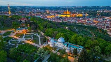 Çek Cumhuriyeti, Prag 'daki Petrin Hill' den Hradcany 'nin günbatımı manzarası.