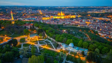 Çek Cumhuriyeti, Prag 'daki Petrin Hill' den Hradcany 'nin günbatımı manzarası.