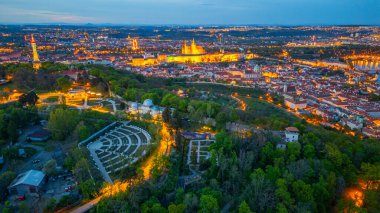 Çek Cumhuriyeti, Prag 'daki Petrin Hill' den Hradcany 'nin günbatımı manzarası.