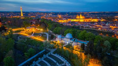 Çek Cumhuriyeti, Prag 'daki Petrin Hill' den Hradcany 'nin günbatımı manzarası.