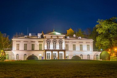 Çek Cumhuriyeti Prag 'daki Ulusal Müze Etnoğrafya Müzesi' nin gece görüşü.