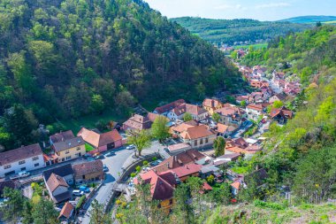 Çek Cumhuriyeti 'nin Karlstejn köyünün Panorama manzarası.