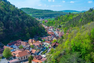 Çek Cumhuriyeti 'nin Karlstejn köyünün Panorama manzarası.