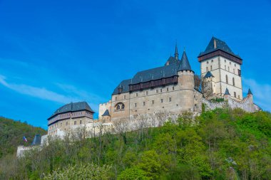 Güneşli bir günde Karlstejn Şatosu, Çek Cumhuriyeti.