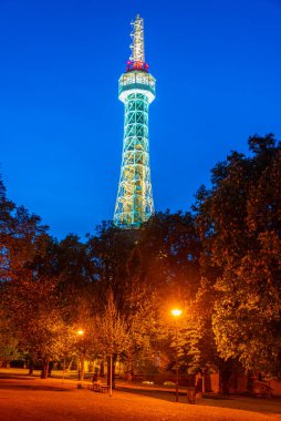 Çek Cumhuriyeti Prag 'daki Petrin kulesinin günbatımı manzarası.