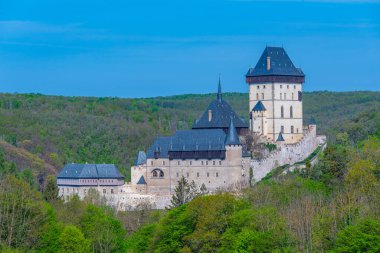 Güneşli bir günde Karlstejn Şatosu, Çek Cumhuriyeti.