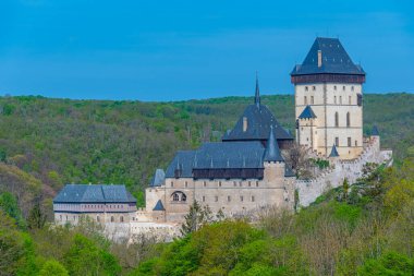 Güneşli bir günde Karlstejn Şatosu, Çek Cumhuriyeti.