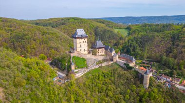 Güneşli bir günde Karlstejn Şatosu, Çek Cumhuriyeti.
