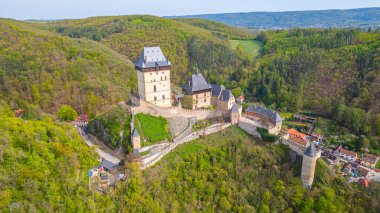 Güneşli bir günde Karlstejn Şatosu, Çek Cumhuriyeti.