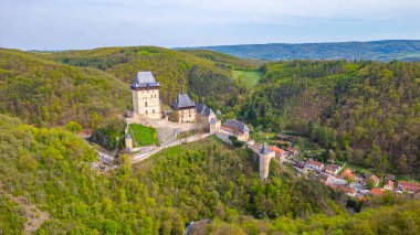 Güneşli bir günde Karlstejn Şatosu, Çek Cumhuriyeti.