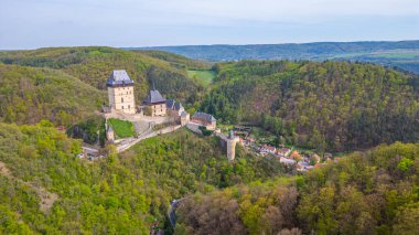Güneşli bir günde Karlstejn Şatosu, Çek Cumhuriyeti.