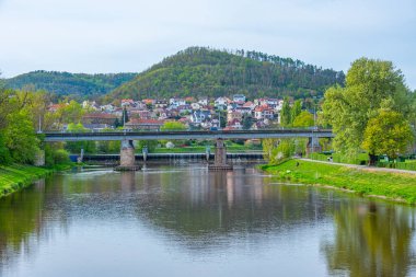 Berounka nehri Çek Cumhuriyeti 'nin Beroun kasabasından geçiyor.