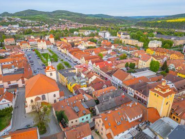 Çek Cumhuriyeti 'nin Beroun şehir merkezinin panorama manzarası.