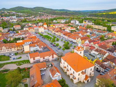 Çek Cumhuriyeti 'nin Beroun şehir merkezinin panorama manzarası.