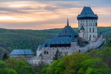 Çek Cumhuriyeti, Karlstejn Kalesi 'nin gün batımı manzarası.