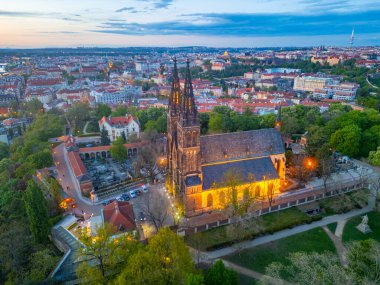 Aziz Peter ve Paul Bazilika 'nın Prag, Çek Cumhuriyeti' ndeki Vysehrad 'ta günbatımı manzarası.